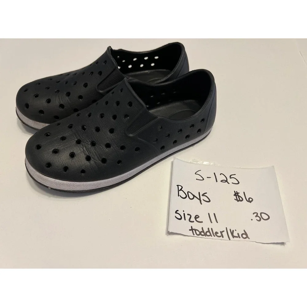 Size 11 toddler boys shoes (s-125)